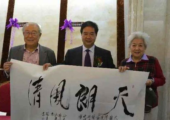 著名表演艺术家王铁成（周恩来扮演者）现身寿光宏宇陶瓷